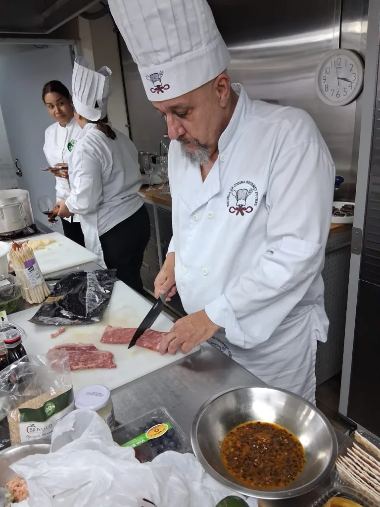 Alta cocina dominicana se proyecta al mundo desde Santiago con diplomado internacional William Reyna Rivas lidera concurso gastronomico que impulsa innovacion creatividad y sostenibilidad en la Escuela Gourmet Pucheu1