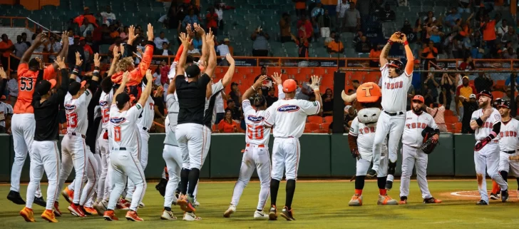 Águilas mantienen la esperanza tras vencer a Gigantes en el Cibao Yairo Munoz impulsa cinco y Toros vencen a Leones