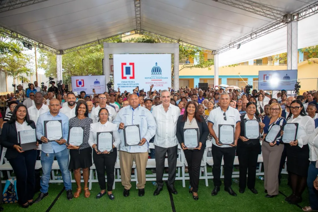 Abinader entrega títulos en El Valiente y transforma décadas de espera en seguridad jurídica Abinader entrega titulos en El Valiente y transforma decadas de espera en seguridad juridica