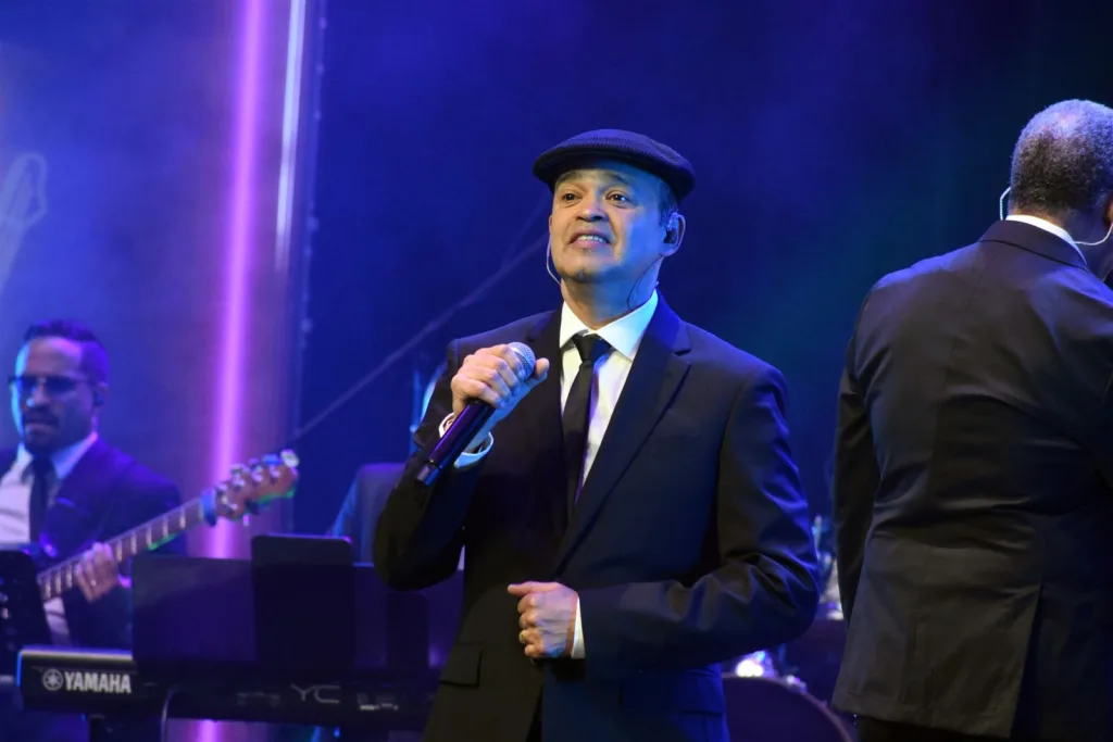 Alex Bueno enaltece el amor femenino con un innovador videoclip en salsa Alex Bueno enaltece el amor femenino con un innovador videoclip en salsa