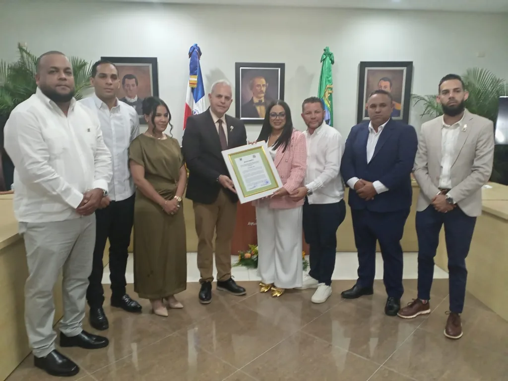 Ayuntamiento de Jarabacoa exalta a dos jóvenes que inspiran con superación y emprendimiento Ayuntamiento de Jarabacoa reconoce a dos jovenes emprendedores1