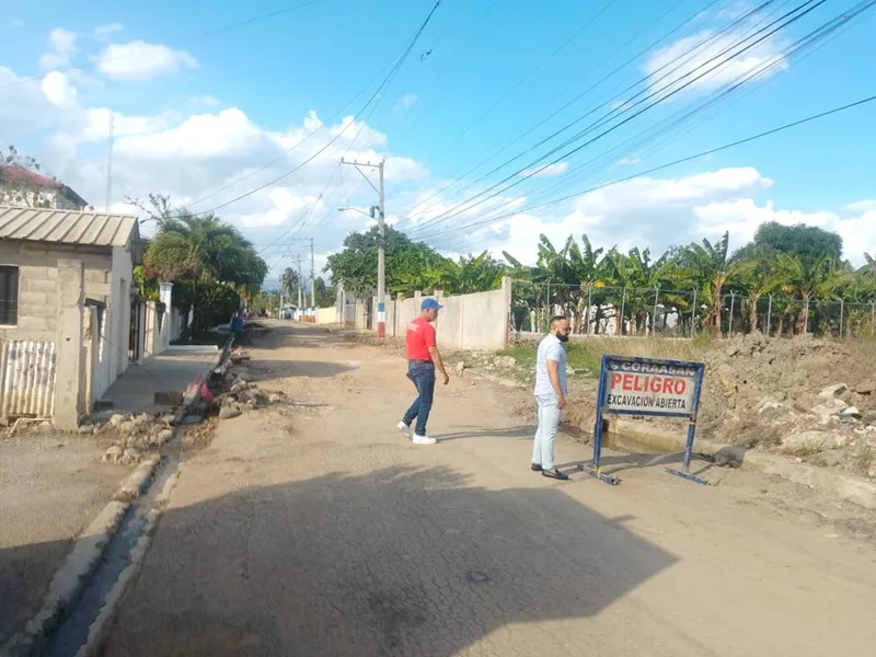 Regidores de Las Palomas recorren la comunidad y escuchan a los ciudadanos en Licey al Medio Carlos Y Aris Regidor 9