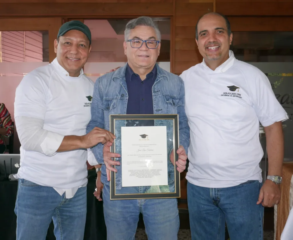 Egresados de Derecho de la PUCMM celebran tres décadas de trayectoria con emotivo reencuentro en La Vega Egresados de Derecho de la PUCMM celebran tres decadas de trayectoria con emotivo reencuentro en La Vega1