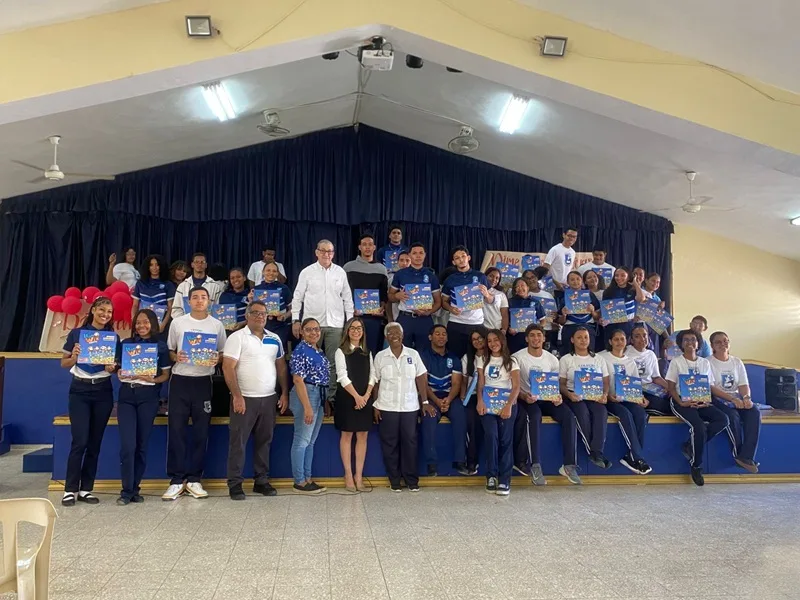 Sentinel Seguros dona juego multilatino para impulsar educación financiera Ejecutivos de Sentinel durante la entrega a centros educativos