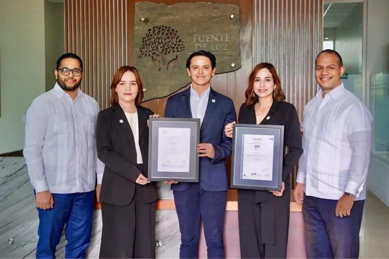 Fuente de Luz se expande al Gran Santo Domingo y Santiago Oeste bajo la marca Memorias de Luz y fortalece su calidad con certificación ISO 9001 Jonathan Castro, técnico de Desarrollo de Negocio AENOR; Arelis Rodríguez, directora financiera FDL; Gabriel Cabrera Vicepresidente FDL; Arlenys Nicasio, directora general FDL y Ariel Espejo, director AENOR