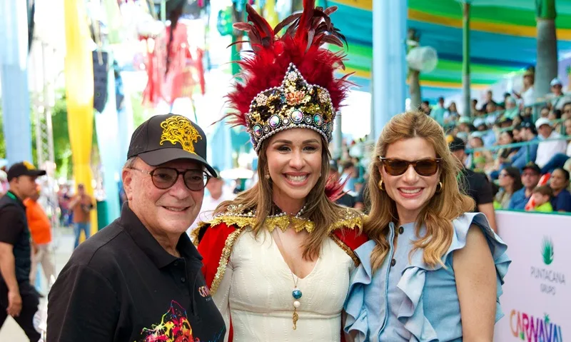 Mariasela Álvarez coronada como Reina Momo del Carnaval de Punta Cana 2026 Frank Rainieri Mariasela Alvarez y Paola Rainieri
