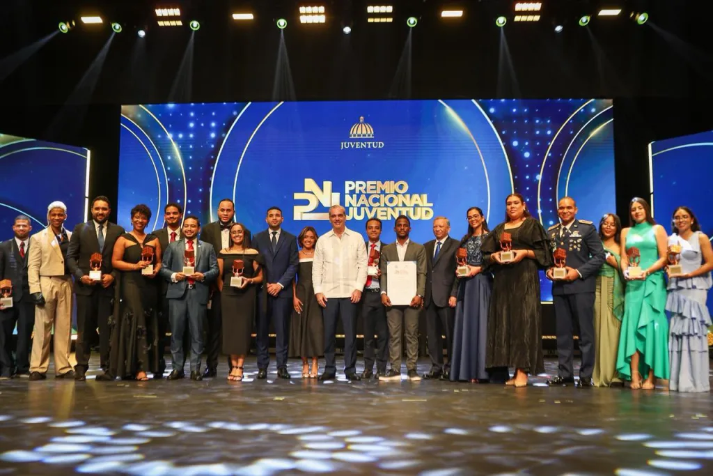 Grupo Apolo 27 del Intec recibe el máximo galardón juvenil por su aporte a la innovación científica Grupo Apolo 27 del Intec recibe el maximo galardon juvenil por su aporte a la innovacion cientifica