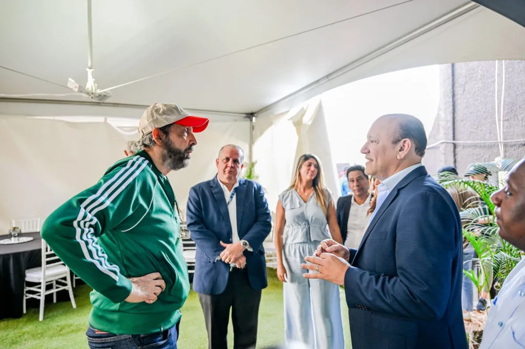 Santiago rinde homenaje a Juan Luis Guerra con distinción de Visitante Distinguido Santiago rinde homenaje a Juan Luis Guerra con distincion de Visitante Distinguido1