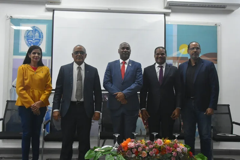 UASD publica obra sobre los desafíos y la ética en la profesión del psicólogo El vicerrector de Investigación y Postgrado, Radhamés Silverio, junto al decano de la Facultad de Humanidades, maestro Gerardo Roa y el autor de la obra, maestro Carlos Hernández, así como el maestro Jorge Morillo, encabezan la presentación del libro La Profesión del Psicólogo.