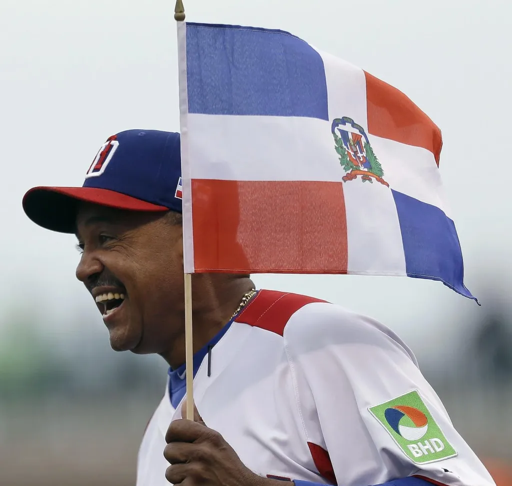 Pica y se Extiende Tony Pena en el clasico mundial de beisbol e1771371487432