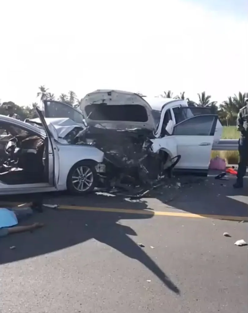 Trágico choque frontal deja tres fallecidos en la Circunvalación de Baní Tragico choque frontal deja tres fallecidos en la Circunvalacion de Bani