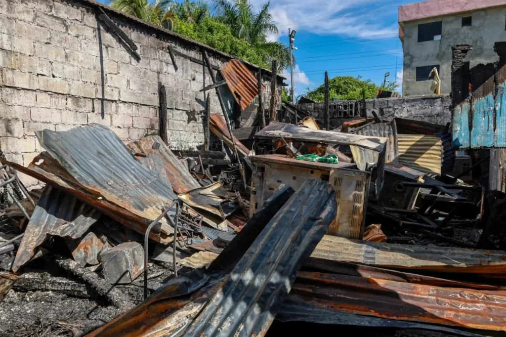 Comunitarios queman punto de drogas en protesta contra el microtráfico en La Vega image 2