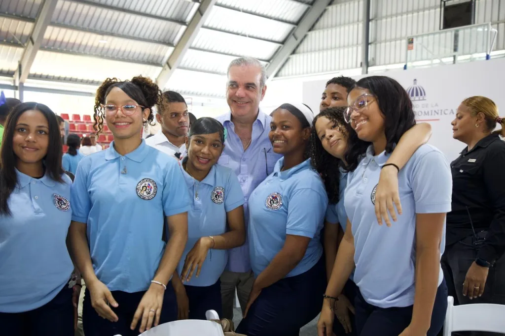 Abinader escucha a estudiantes de Santo Domingo Este y destaca políticas educativas para la juventud Abinader escucha a estudiantes de Santo Domingo Este y destaca politicas educativas para la juventud