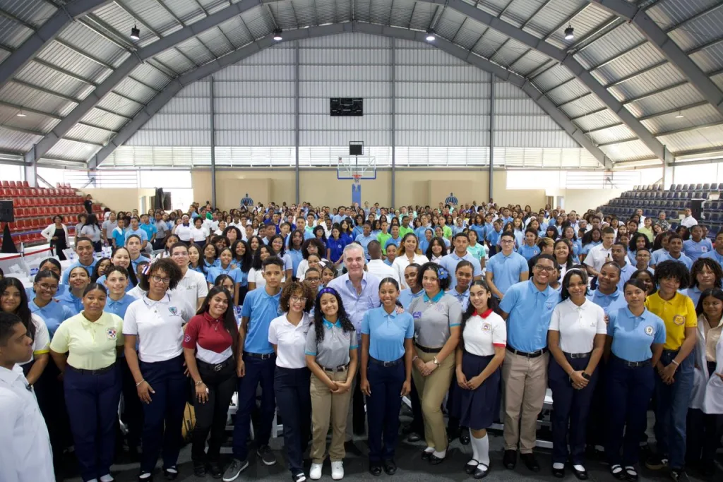 Abinader escucha a estudiantes de Santo Domingo Este y destaca políticas educativas para la juventud Abinader escucha a estudiantes de Santo Domingo Este y destaca politicas educativas para la juventud1