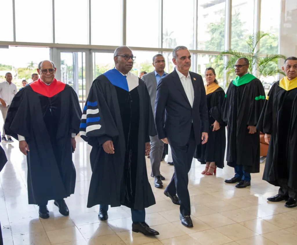 Abinader lidera graduación histórica y amplía formación de servidores públicos Abinader lidera graduacion historica y amplia formacion de servidores publicos1