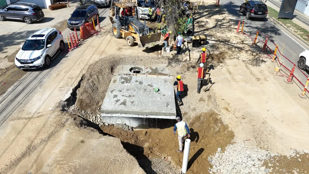 CORAASAN normaliza servicio de agua tras reparación en la avenida 27 de Febrero CORAASAN normaliza servicio de agua tras reparacion en la avenida 27 de Febrero