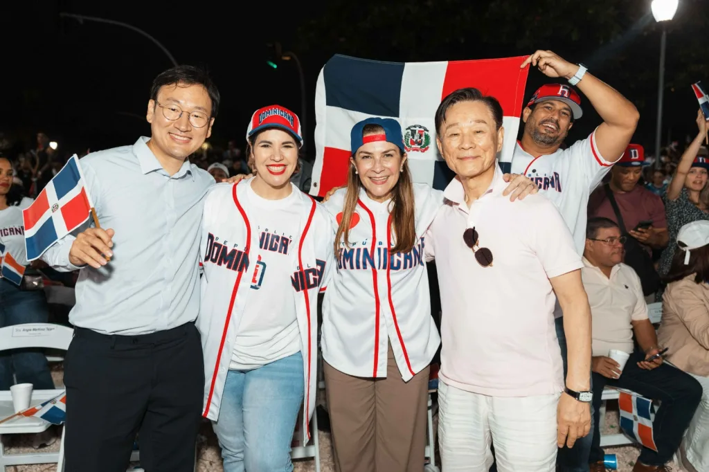 Carolina convierte la Plaza Santo Domingo en “Estadio Malecón” durante el Clásico Mundial Carolina convierte la Plaza Santo Domingo en Estadio Malecon durante el Clasico Mundial1