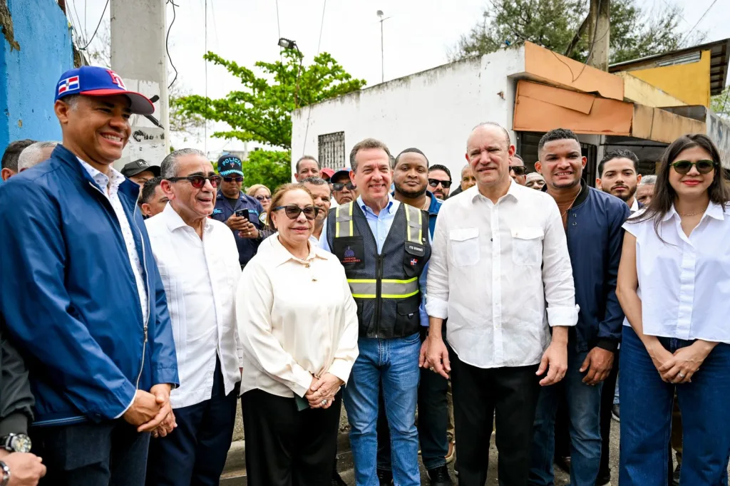 Autoridades evalúan plan de saneamiento urbano en El Cambronal y entorno del Hospedaje Yaque El Cambronal y entorno del Hospedaje Yaque1