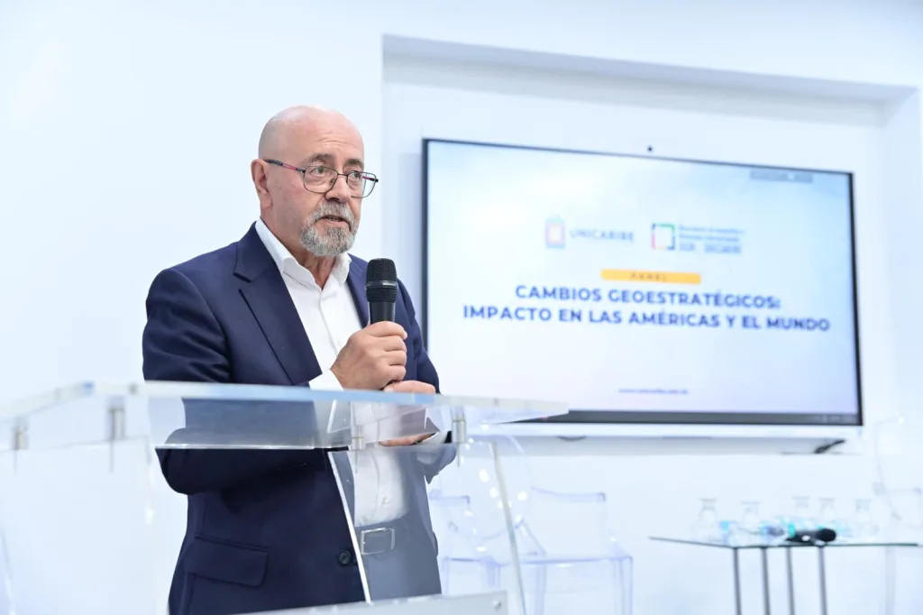 UNICARIBE impulsa debate sobre nuevos escenarios geopolíticos y su impacto en América Latina Emilio Minguez Torres vicepresidente del Consejo de Directores de UNICARIBE