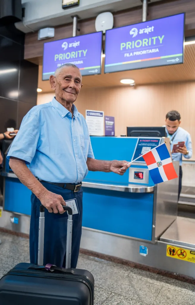 Arajet hace realidad sueño de viajar por primera vez a un dominicano de 95 años Estanislao Urena Ramirez de 95 anos
