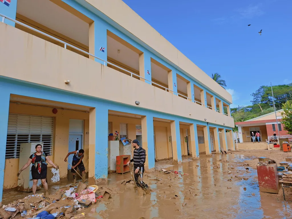 Gobierno acelera reparación de escuelas dañadas por inundaciones en Gaspar Hernández Gobierno acelera reparacion de escuelas danadas por inundaciones en Gaspar Hernandez