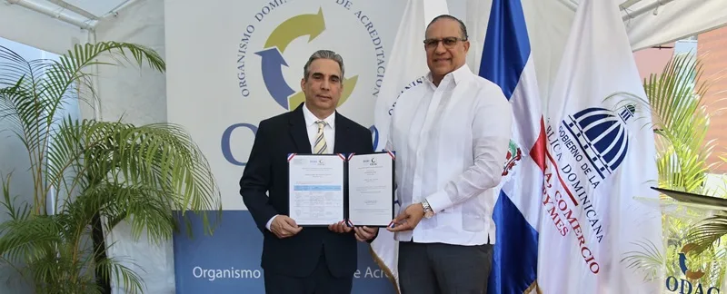 ODAC acredita laboratorio que evalúa calidad de tuberías utilizadas en proyectos de infraestructura Horacio Guzman director general de CORVI PVC y Angel David Taveras Difo director ejecutivo del ODAC.