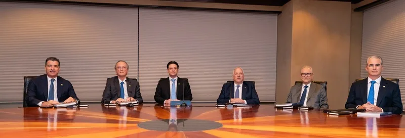 Banco Popular celebra asamblea de accionistas De izquierda a derecha, los señores Christopher Paniagua, Manuel A. Grullón, Manuel Alejandro Grullón Hernández, Andrés E. Bobadilla, Práxedes Castillo P. y René Grullón Finet.