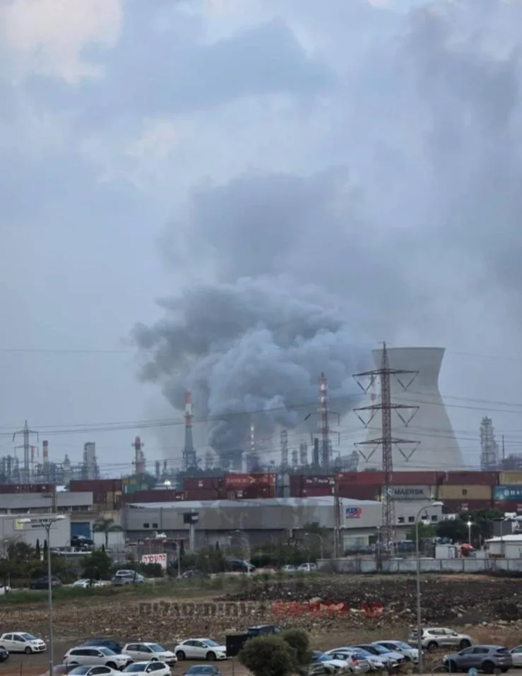 Irán ataca refinería en Israel como respuesta a ofensiva previa en su territorio Iran bombardea la mayor refineria de Israel1