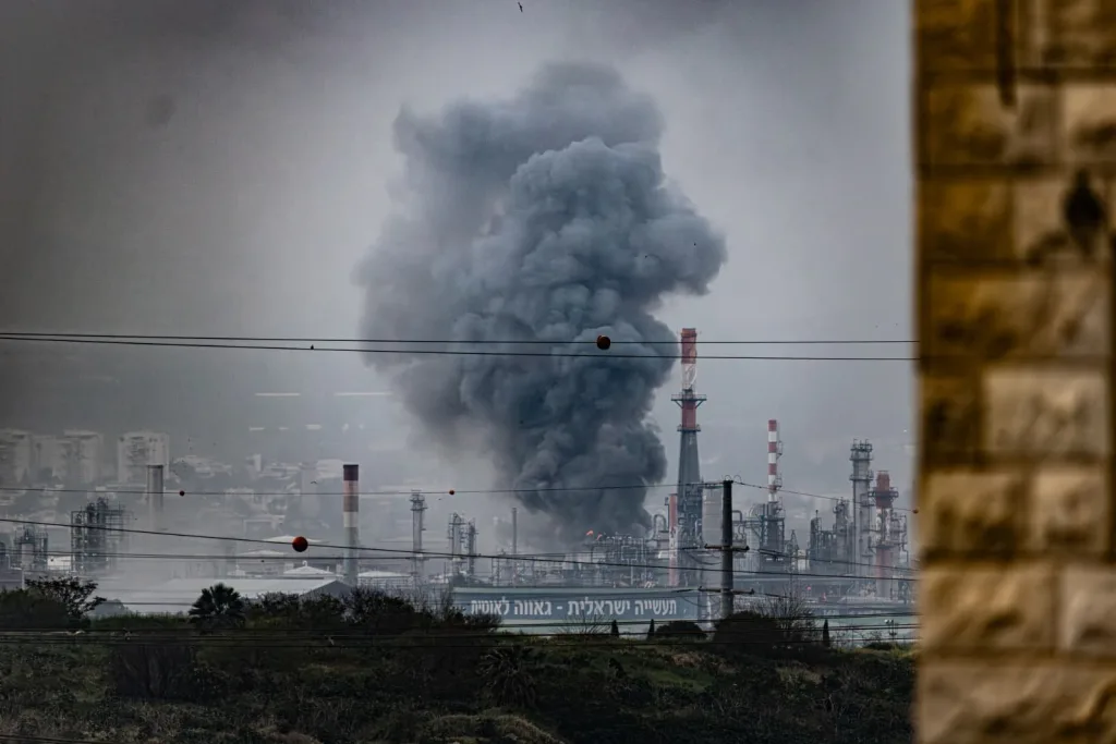 Irán ataca refinería en Israel como respuesta a ofensiva previa en su territorio Iran bombardea la mayor refineria de Israel2