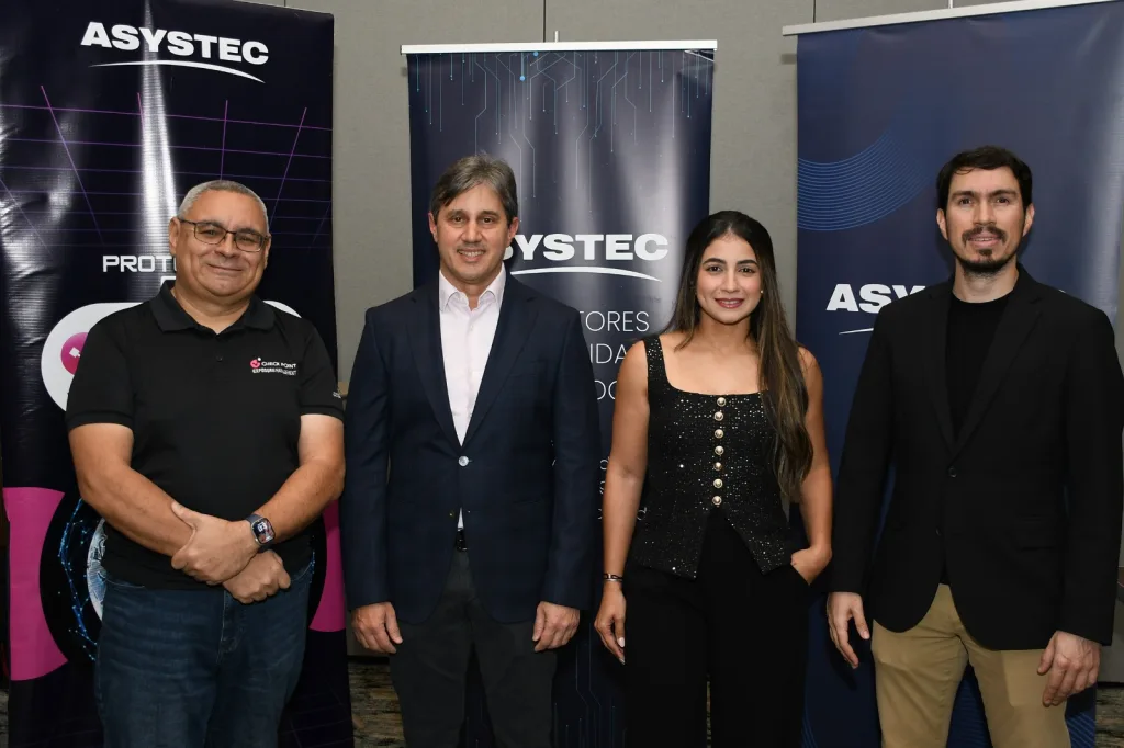 Expertos presentan en Santiago innovadora plataforma para fortalecer la ciberseguridad empresarial Moises Acevedo Raymond Marcelino Eliana Wessin y Alexbry Fernandez