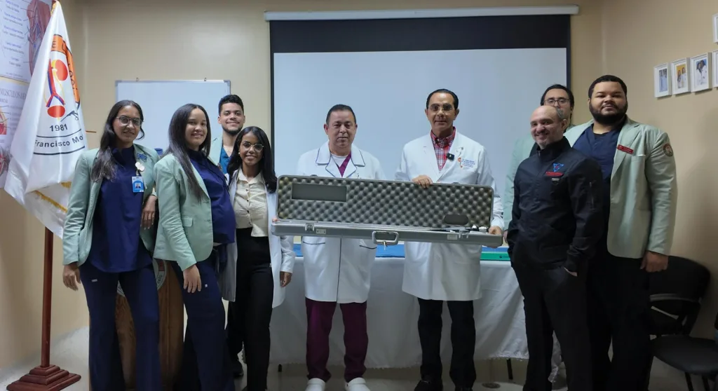 Pablo Mateo juntos a Patricio Ortiz Coordinador de la Residencia de Urologia y Wellinton Ledesma e Indira Sierra Profesores de urologia del Hos