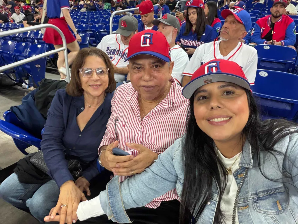 Familia Guzmán Marcelino comparte con amigos en el Clásico Mundial de Béisbol Plutarco Yolanda y Maria Arias Pena eljacaguero