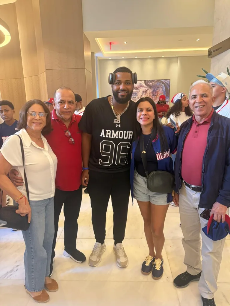 Familia Guzmán Marcelino comparte con amigos en el Clásico Mundial de Béisbol Plutarco Yolanda y Maria Arias Pena eljacaguero1