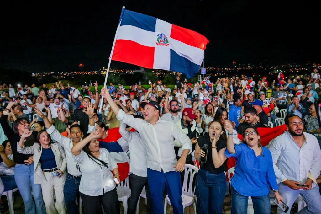 Santiago se prepara para apoyar a RD en pantalla gigante desde el Monumento Santiago se prepara para apoyar a RD en pantalla gigante desde el Monumento