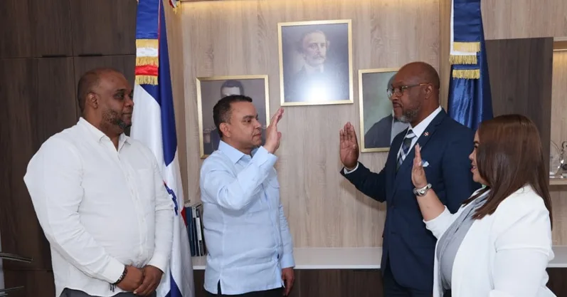 Doctor Julio Landrón juramenta director y subdirectora del Hospital Antonio Musa 1000743517