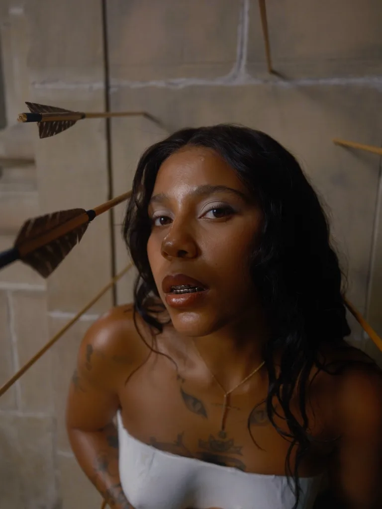 Tokischa desata controversia internacional tras sesión fotográfica semidesnuda en iglesia española 4