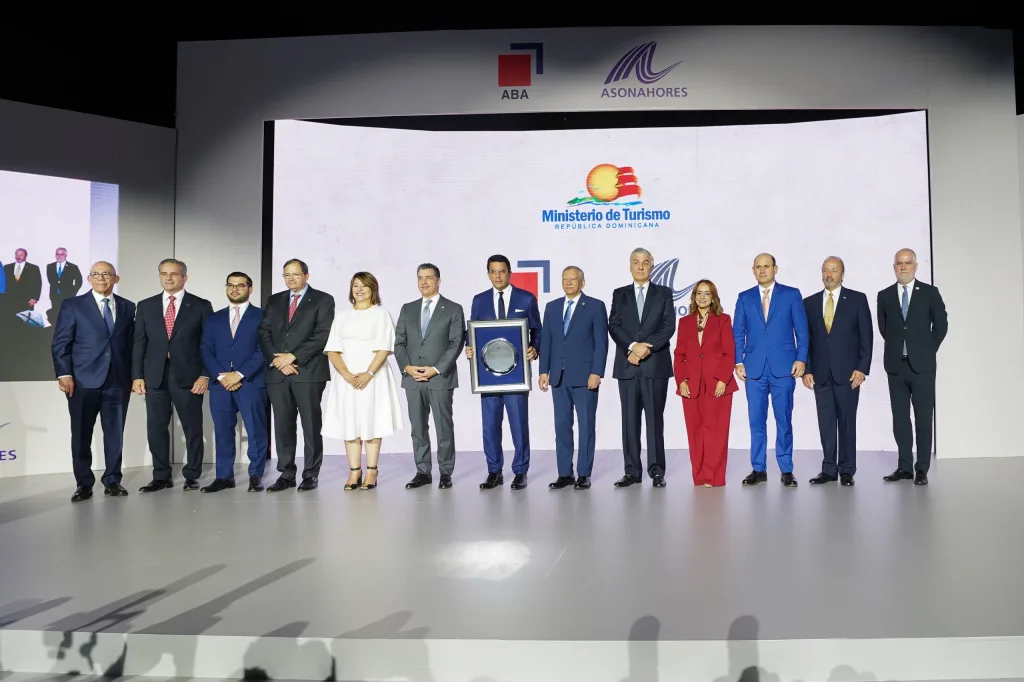 ABA reconoce a David Collado por fortalecer el turismo y atraer mayor inversión al país ABA reconoce a David Collado por fortalecer el turismo y atraer mayor inversion al pais1