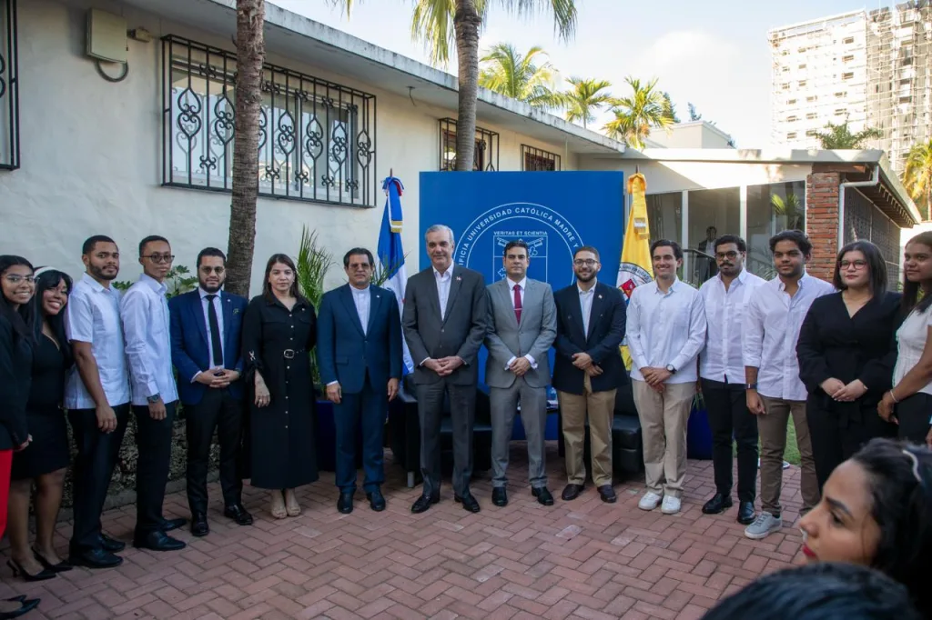 Abinader dialoga con universitarios y resalta educación y servicio como motores del desarrollo Abinader dialoga con universitarios y resalta educacion y servicio como motores del desarrollo