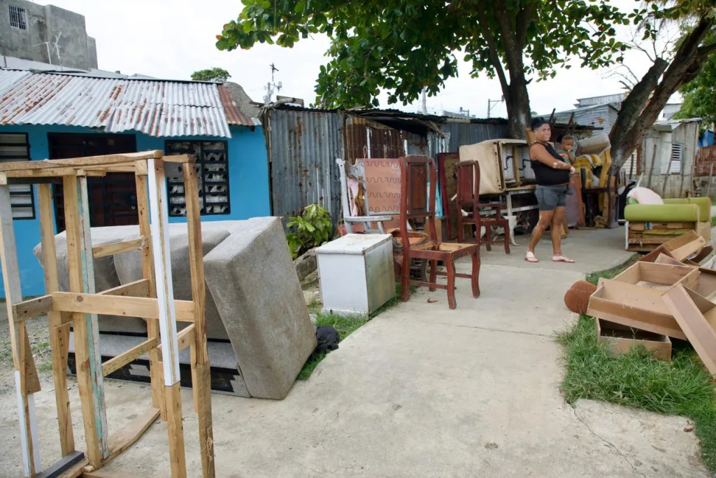 Abinader supervisa zonas afectadas en Los Alcarrizos y activa respuesta inmediata del Gobierno Abinader supervisa zonas afectadas en Los Alcarrizos y activa respuesta inmediata del Gobierno 1