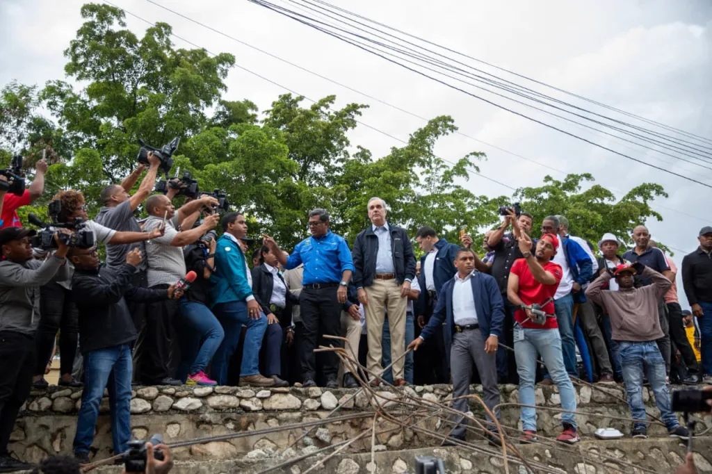 Abinader supervisa zonas afectadas en Los Alcarrizos y activa respuesta inmediata del Gobierno Abinader supervisa zonas afectadas en Los Alcarrizos y activa respuesta inmediata del Gobierno