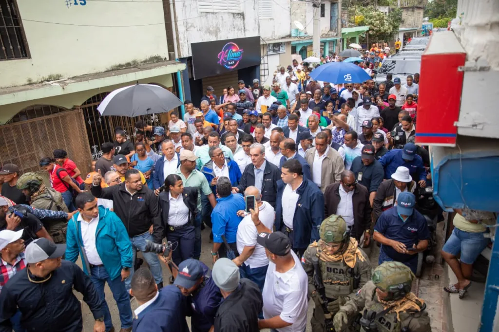 Abinader supervisa zonas afectadas en Los Alcarrizos y activa respuesta inmediata del Gobierno Abinader supervisa zonas afectadas en Los Alcarrizos y activa respuesta inmediata del Gobierno1 1