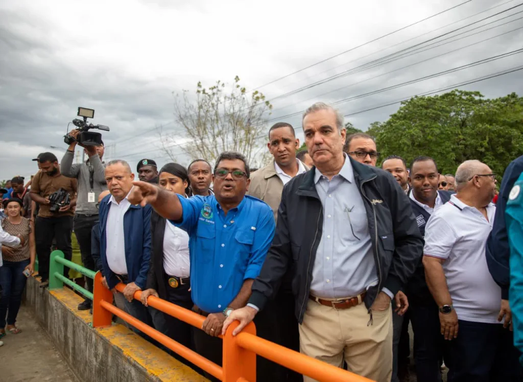 Abinader supervisa zonas afectadas en Los Alcarrizos y activa respuesta inmediata del Gobierno Abinader supervisa zonas afectadas en Los Alcarrizos y activa respuesta inmediata del Gobierno1