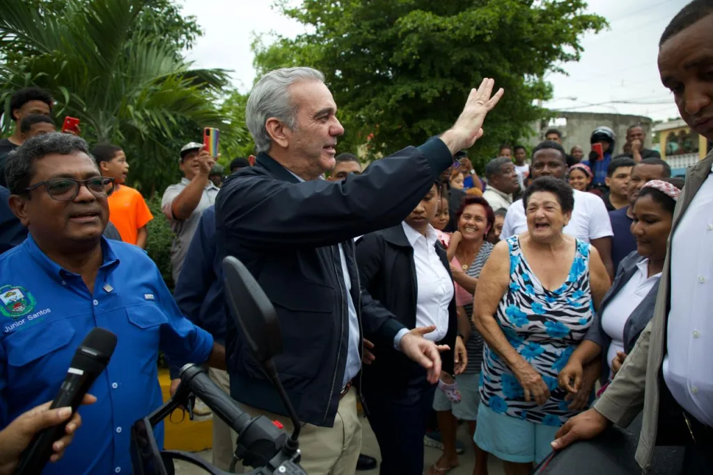 Abinader supervisa zonas afectadas en Los Alcarrizos y activa respuesta inmediata del Gobierno Abinader supervisa zonas afectadas en Los Alcarrizos y activa respuesta inmediata del Gobierno2