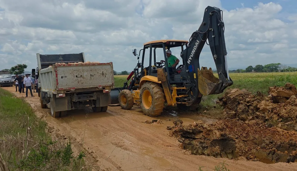 Gobierno impulsa acceso rural con programa “Abriendo Caminos” en el Bajo Yuna Abriendo Caminos en el Bajo Yuna
