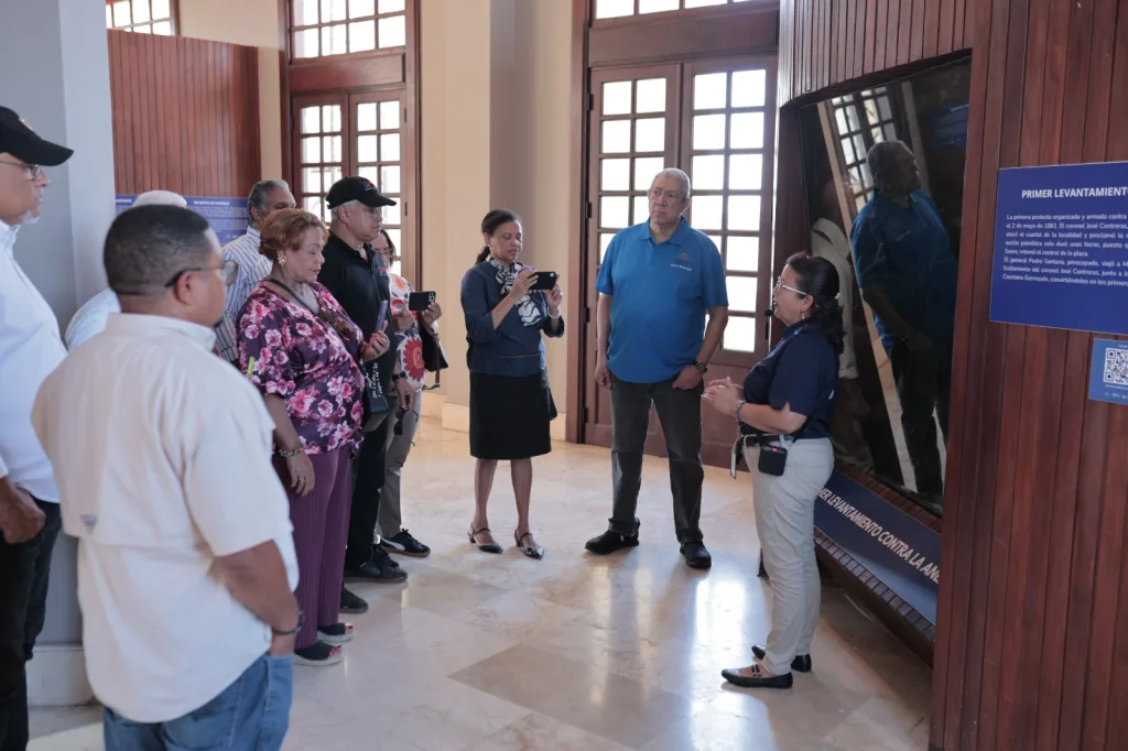 Adompretur Santiago impulsa conocimiento histórico con visita al Museo del Monumento Adompretur Santiago impulsa conocimiento historico con visita al Museo del Monumento2