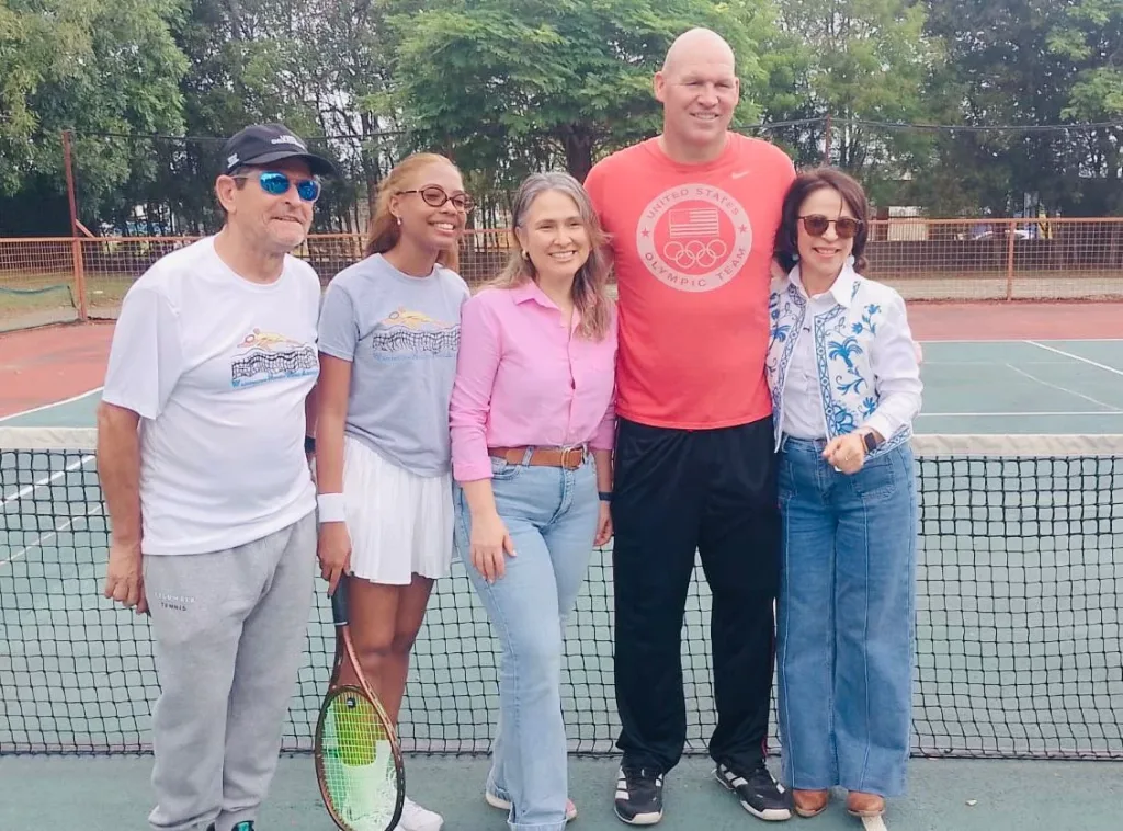 Parque Central de Santiago fortalece el tenis comunitario con apoyo de la Alcaldía Alcaldia de Santiago promueve Practica de Tenis en Parque Central1