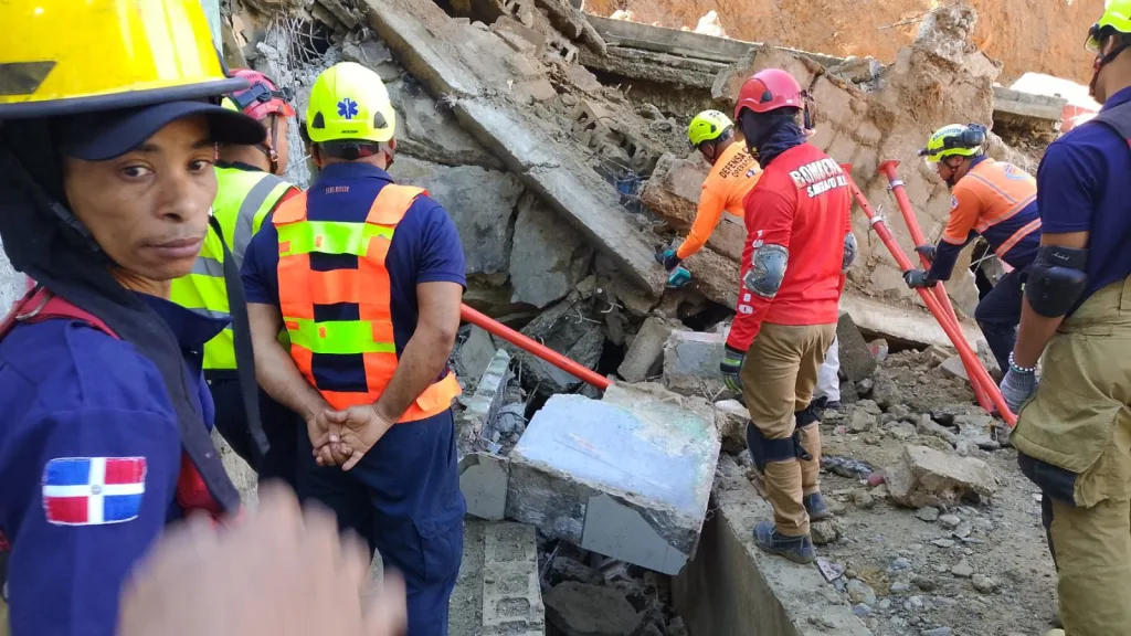 Autoridades mantienen operativo en Arroyo Hondo tras derrumbe; no se reportan víctimas Autoridades mantienen operativo en Arroyo Hondo tras derrumbe no se reportan victimas1