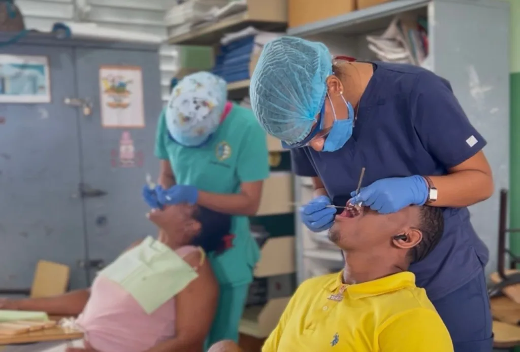 Fundación GBC y Raymond Rodríguez llevan jornada médica gratuita a Arroyo Hondo Fundacion GBC y Raymond Rodriguez llevan jornada medica gratuita a Arroyo Hondo1