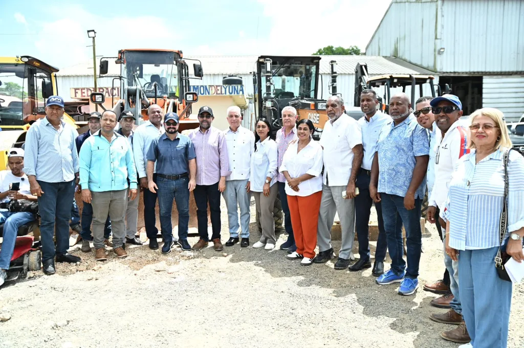 Gobierno impulsa acceso rural con programa “Abriendo Caminos” en el Bajo Yuna Gobierno impulsa acceso rural con programa Abriendo Caminos en el Bajo Yuna