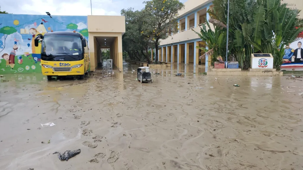 Gobierno interviene escuelas afectadas por inundaciones en Puerto Plata Gobierno interviene escuelas afectadas por inundaciones en Puerto Plata